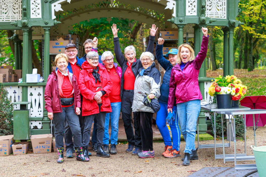 Lieben Sie Dahlien?
Kennen Sie den Dahliengarten in der Lichtentaler Allee in Baden-Baden?
Wir, von den Freunden des Dahliengartens e.V. erhalten immer wieder viel Lob für den gepflegten Zustand unserer 64 Dahlienbeete.
Dies ist nur durch den unermüdlichen Pflegeeinsatz unserer Helferinnen und Helfer möglich.
Haben Sie Lust unser Pflegeteam zu unterstützen?
Wir sind Montag und Donnerstag vormittags im Einsatz. Nähere Information erhalten Sie unter 07221-65401.